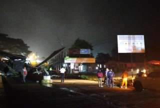 Un camión impactó contra la infraestructura operada por ETAPA EP en la vía Cuenca-Molleturo-El Empalme. Un guardia resultó herido.