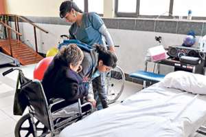 El cuidado especializado del adulto mayor se realiza en centros de salud, como el Hospital del Adulto Mayor, en Quito; a nivel familiar no existe experiencia. Foto: &Aacute;lvaro P&eacute;rez / El Tel&eacute;grafo