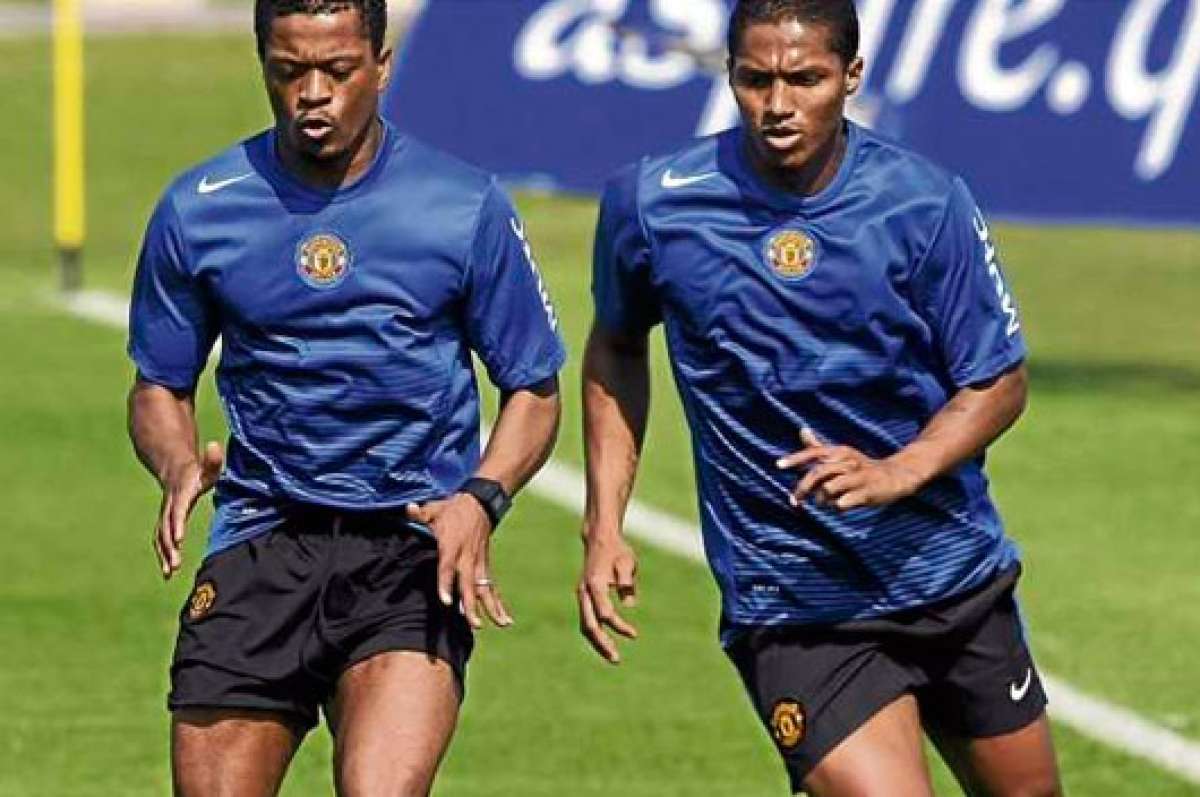 El franc&eacute;s Patrice Evra (i) y el ecuatoriano Antonio Valencia durante una pr&aacute;ctica del United.