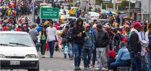 El Puente Internacional de Rumichaca, en la frontera entre Ecuador y Colombia, est&aacute; repleta de ciudadanos venezolanos que aspiran ingresar al pa&iacute;s. 
