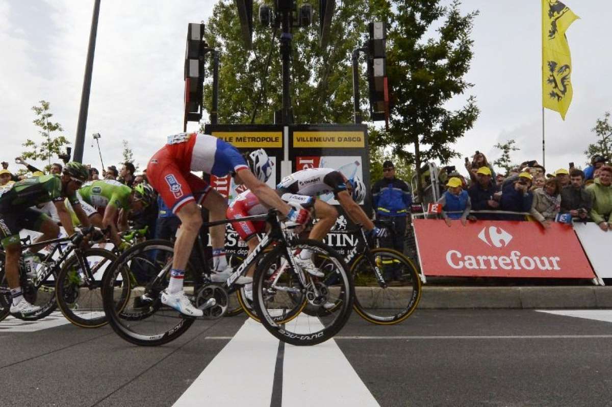 En los 5 metros finales, Kittel pedale&oacute; de atr&aacute;s y sac&oacute; una ventaja de una rueda. Foto: AFP