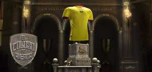 La camiseta titular es amarilla y la alterna negra.