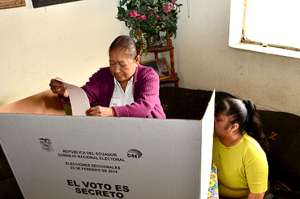 En Cuenca, la anciana Maruja Le&oacute;n, ejerci&oacute; su derecho al voto en la sala de su domicilio. Ella form&oacute; parte del proyecto piloto &ldquo;Voto en Casa&rdquo; que llev&oacute; adelante el CNE en 12 provincias. Foto: Jos&eacute; Luis LLivisaca |  El Tel&eacute;grafo