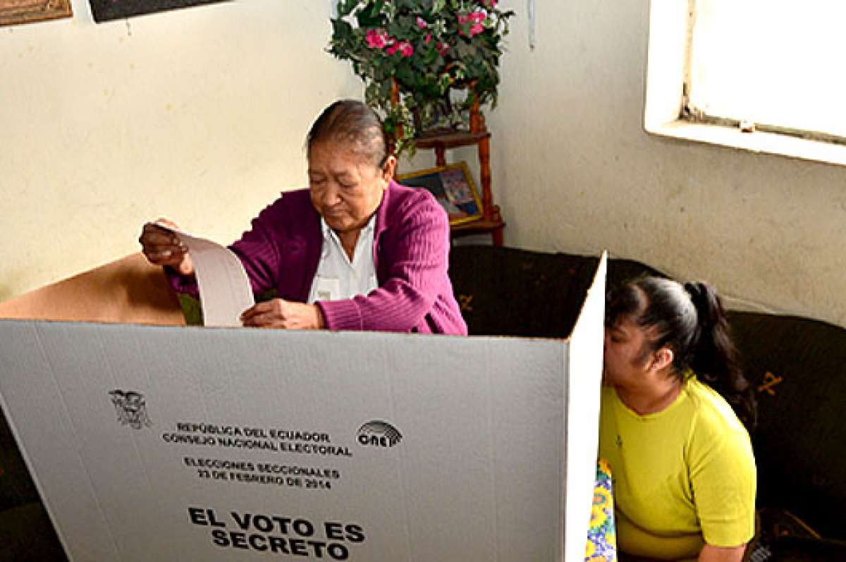 En Cuenca, la anciana Maruja Le&oacute;n, ejerci&oacute; su derecho al voto en la sala de su domicilio. Ella form&oacute; parte del proyecto piloto &ldquo;Voto en Casa&rdquo; que llev&oacute; adelante el CNE en 12 provincias. Foto: Jos&eacute; Luis LLivisaca |  El Tel&eacute;grafo