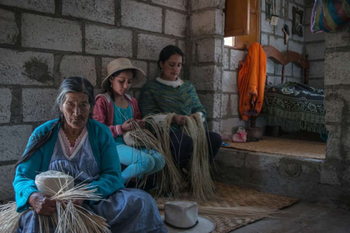 Margarita Rivera, quien tiene 90 a&ntilde;os y teje desde los 9 por instrucciones de su madre, le ha ense&ntilde;ado a sus siguientes 3 generaciones. FOTO:  CORTES&Iacute;A DE JONATHAN CORONEL