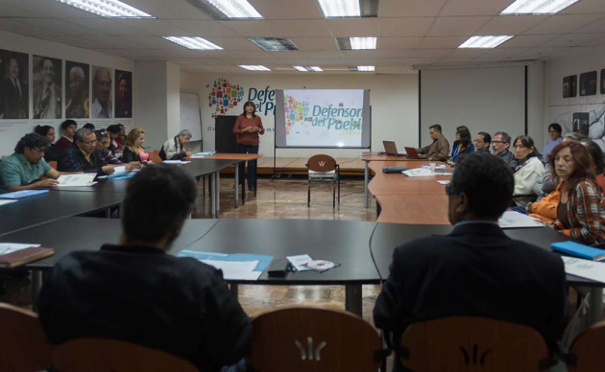 Yolanda Galarza, directora de Reparaci&oacute;n de V&iacute;ctimas de la Defensor&iacute;a del Pueblo, dialoga con las v&iacute;ctimas en la socializaci&oacute;n en Pichincha. Foto: Miguel Jim&eacute;nez / El Tel&eacute;grafo