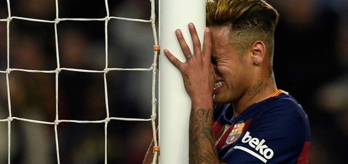 Neymar se lamenta tras no aprovechar una oportunidad clara de gol. El atacante brasile&ntilde;o ha bajado su rendimiento al igual que el uruguayo Luis Su&aacute;rez. 