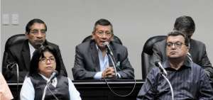 Carlos Villac&iacute;s (centro) tras ser nombrado titular de la FEF. A su izquierda &Aacute;lex de la Torre, su vicepresidente. 