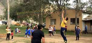 El ministro de Deportes, Xavier Enderica, jug&oacute; un partido de voleibol con moradores de Carcel&eacute;n - Mitad del Mundo, en el marco de la celebraci&oacute;n del D&iacute;a Mundial de la Actividad F&iacute;sica.