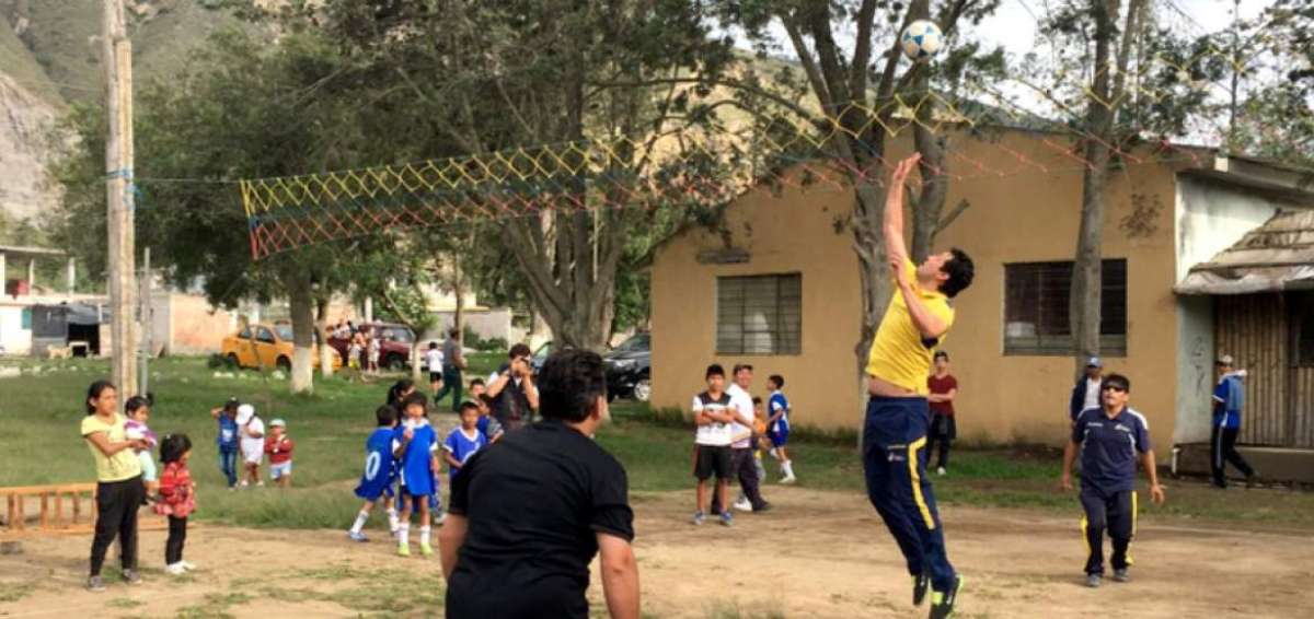 El ministro de Deportes, Xavier Enderica, jug&oacute; un partido de voleibol con moradores de Carcel&eacute;n - Mitad del Mundo, en el marco de la celebraci&oacute;n del D&iacute;a Mundial de la Actividad F&iacute;sica.