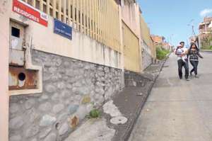 Esta v&iacute;a tiene 2 nominaciones, una colocada por miembros de la junta parroquial de Ba&ntilde;os y la segunda puesta por el Municipio. Fotos: Andr&eacute;s Carpio/ El Tel&eacute;grafo