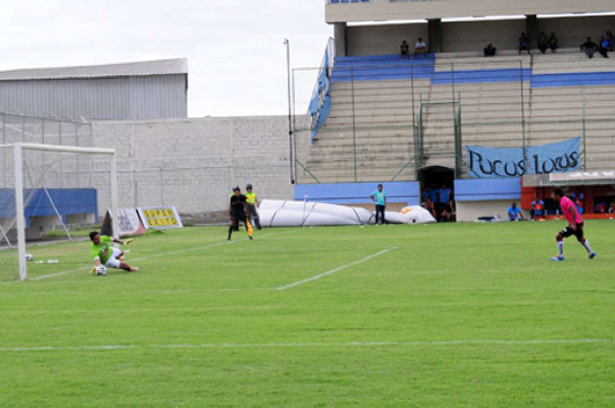 Junior Sornoza err&oacute; un penal al termino del primer tiempo. Foto: API