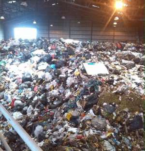 Acumulaci&oacute;n de basura en la estaci&oacute;n de transferencia de basura, ubicada al sur de Quito. Foto: Cortes&iacute;a.