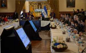 El Presidente de la Rep&uacute;blica, Rafael Correa, junto a su hom&oacute;logo de Honduras, Juan Orlando Hern&aacute;ndez, durante una reuni&oacute;n de trabajo en el sal&oacute;n de Banquetes del Palacio de Carondelet.  Foto: John Guevara/EL TEL&Eacute;GRAFO