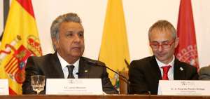El presidente Len&iacute;n Moreno junto a Ricardo Rivera Ortega, rector de la Universidad de Salamanca, en donde se le entreg&oacute; un reconocimiento.