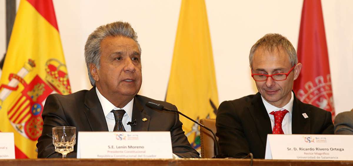 El presidente Len&iacute;n Moreno junto a Ricardo Rivera Ortega, rector de la Universidad de Salamanca, en donde se le entreg&oacute; un reconocimiento.