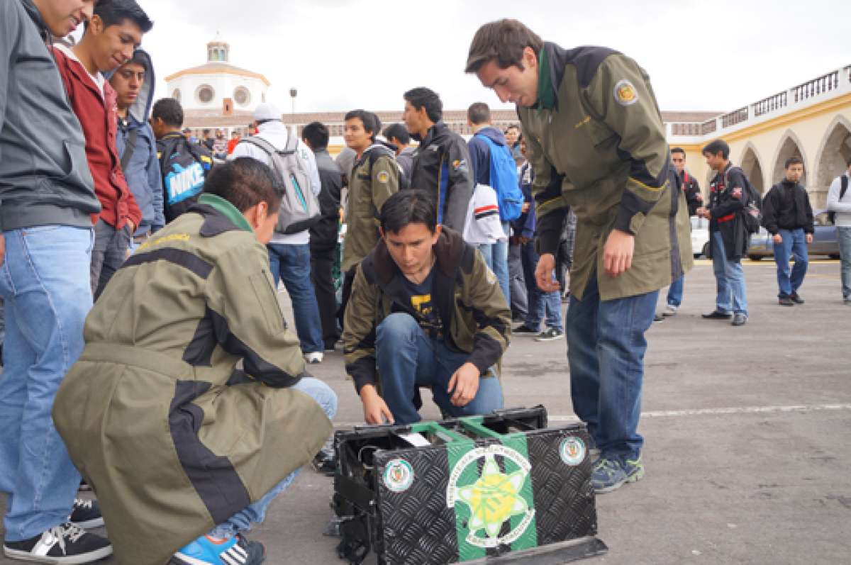 Un grupo de estudiantes se prepara para habilitar a una de las m&aacute;quinas construidas y que se present&oacute; en el evento. Foto: Silvia Osorio.