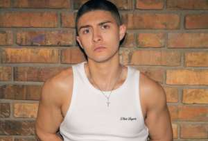 De Cuenca para el mundo; Alex Ponce es el primer ecuatoriano en ser nominado a los Premios Juventud. Así puedes votar por él.