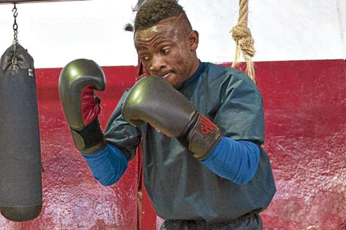 Marlon Aguas ampl&iacute;a su invicto a 7 peleas, 5 por la v&iacute;a del nocaut