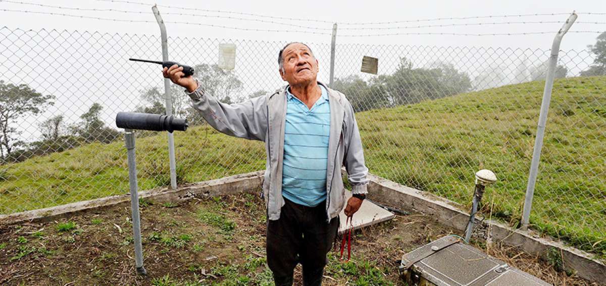 Carlos S&aacute;nchez, uno de los vig&iacute;as m&aacute;s antiguos en Tungurahua, observa el clima antes de dar su reporte.