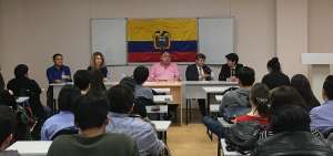 El embajador Julio Prado Espinosa (c), durante la sesi&oacute;n de trabajo con estudiantes universitarios de Ecuador que habitan en Mosc&uacute;.