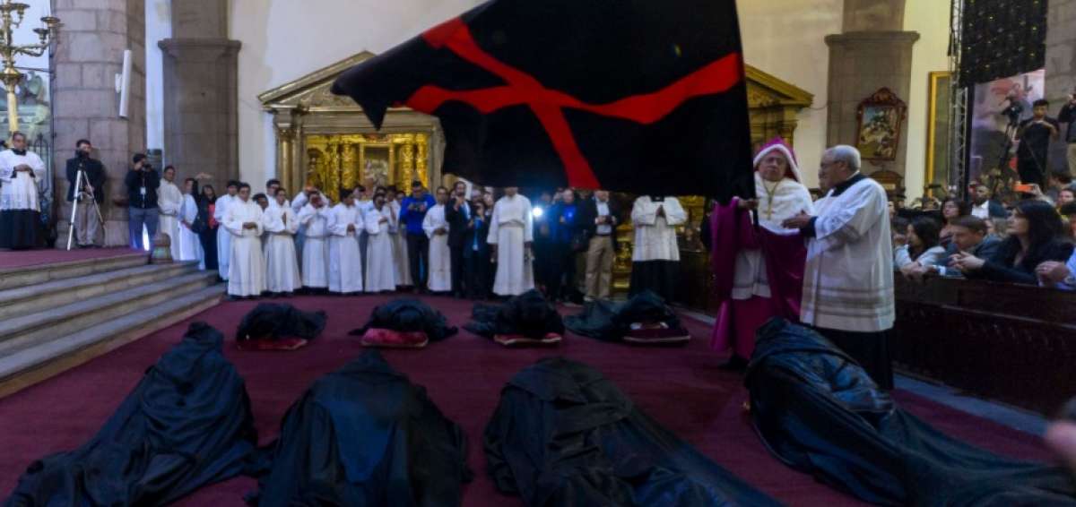 La Catedral Metropolitana fue escenario del Arrastre de Caudas como ocurre desde 1550, cuando esa tradici&oacute;n lleg&oacute; a la capital de la Rep&uacute;blica.  