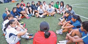 Las futbolistas llevan varias semanas entrenando a la espera del torneo de la serie b del f&uacute;tbol femenino. Foto: Archivo / El Tel&eacute;grafo