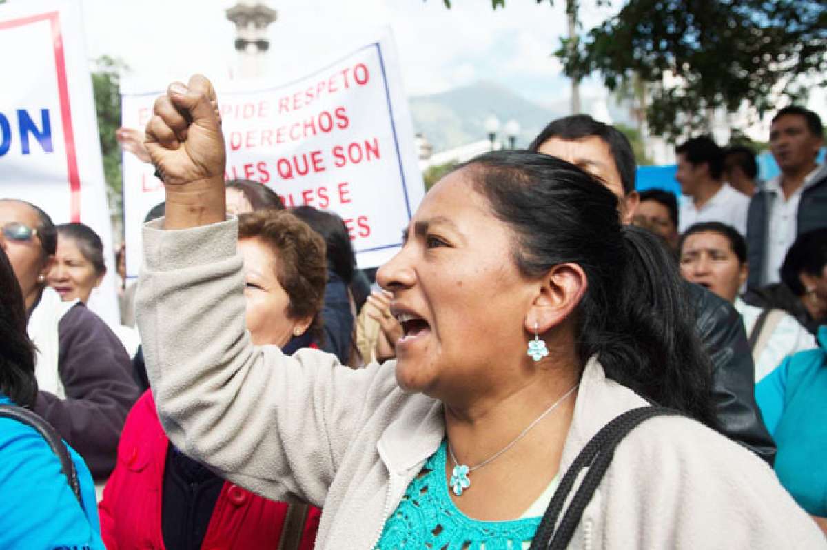 Los trabajadores municipales volvieron a manifestarse la ma&ntilde;ana de ayer en la Plaza de la Independencia. Foto: John Guevara / El Tel&eacute;grafo