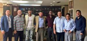 El presidente de la Ecuaf&uacute;tbol, Carlos Villac&iacute;s (centro), junto a los exfutbolistas ecuatorianos &Eacute;dison M&eacute;ndez e Iv&aacute;n Hurtado y el resto de la comisi&oacute;n.