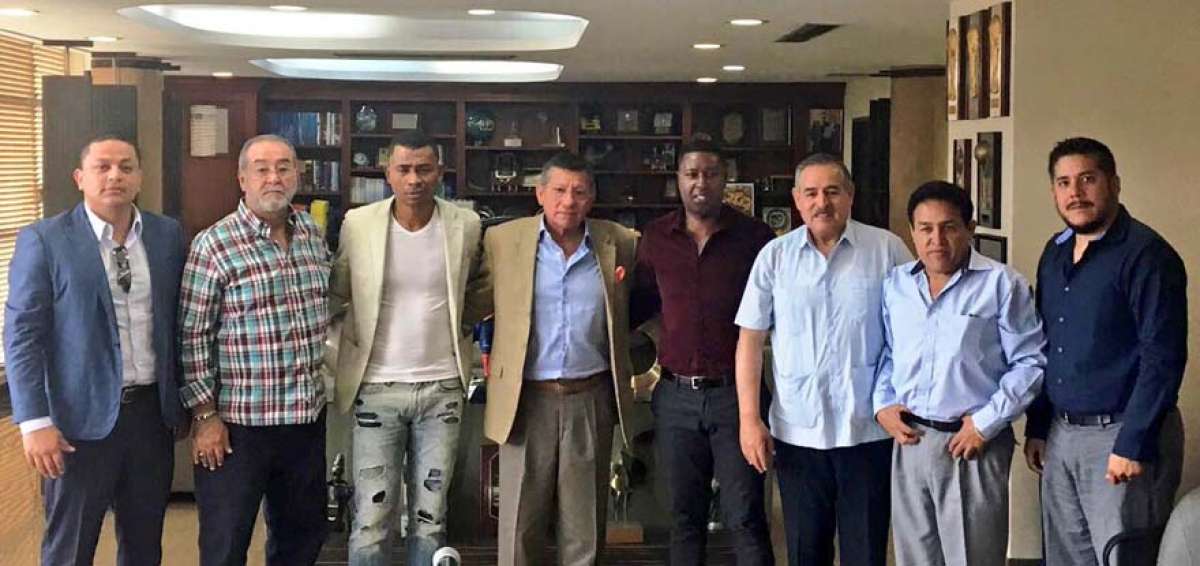 El presidente de la Ecuaf&uacute;tbol, Carlos Villac&iacute;s (centro), junto a los exfutbolistas ecuatorianos &Eacute;dison M&eacute;ndez e Iv&aacute;n Hurtado y el resto de la comisi&oacute;n.