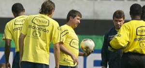 G&oacute;mez (con el bal&oacute;n) dirigiendo una pr&aacute;ctica de la Tri en su primer per&iacute;odo en Ecuador. 