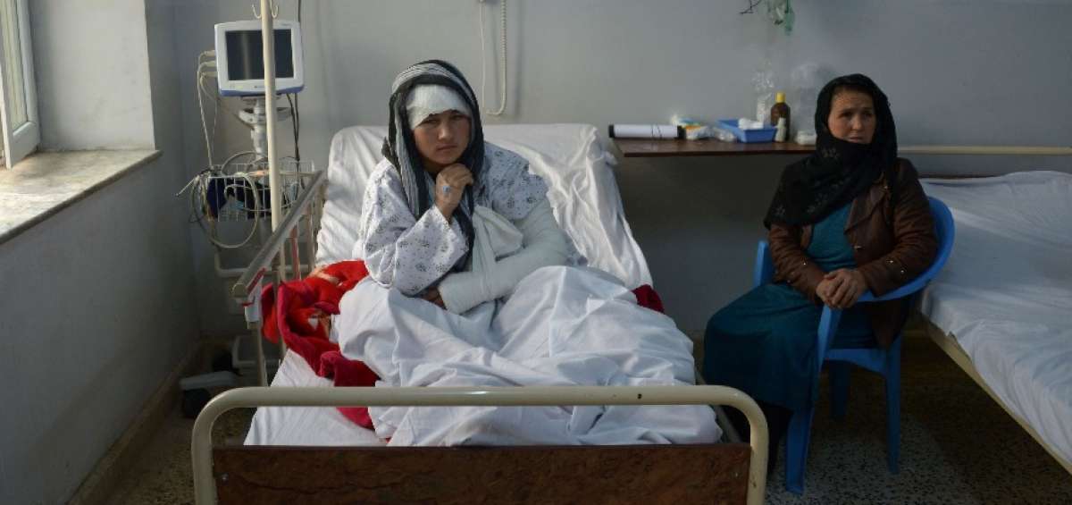 Zarina (izq.), una afgana de 23 a&ntilde;os de edad, actualmente se encuentra en un hospital de Afganistan tras ser atacada por su esposo. 