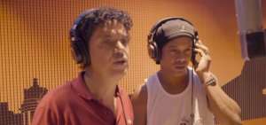 El exastro del f&uacute;tbol durante la grabaci&oacute;n de la canci&oacute;n. 