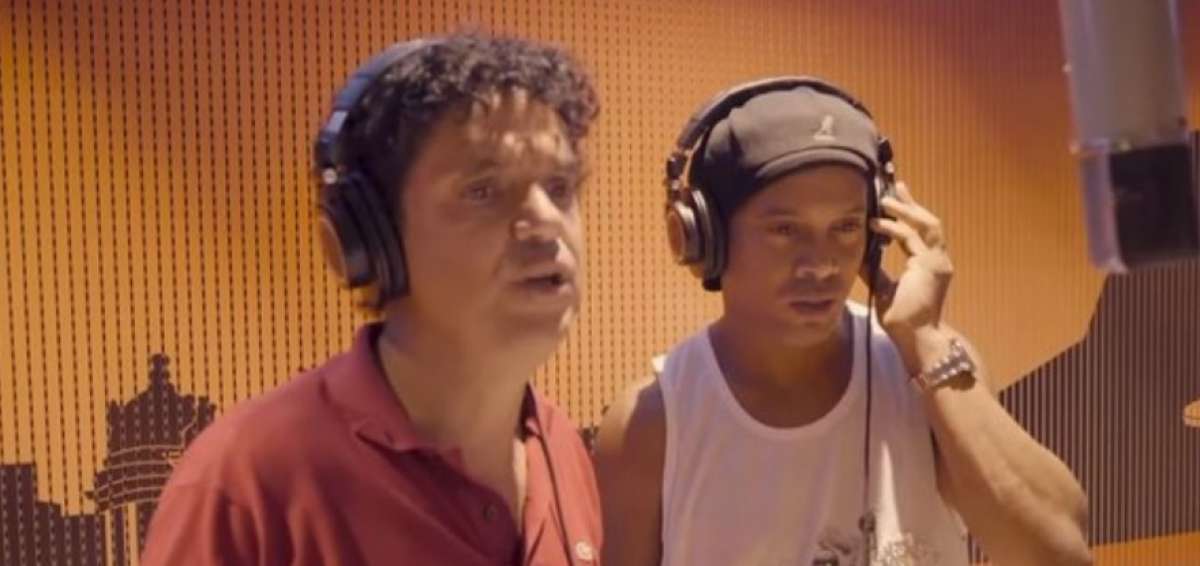 El exastro del f&uacute;tbol durante la grabaci&oacute;n de la canci&oacute;n. 
