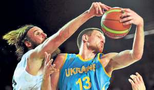 El p&iacute;vot ucraniano Ihor Zaytsev (der.) es bloqueado en su intento por encestar ante el tambi&eacute;n ofensivo (ala-p&iacute;vot) neozeland&eacute;s Casey Frank. Foto: AFP.