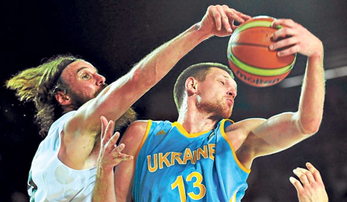 El p&iacute;vot ucraniano Ihor Zaytsev (der.) es bloqueado en su intento por encestar ante el tambi&eacute;n ofensivo (ala-p&iacute;vot) neozeland&eacute;s Casey Frank. Foto: AFP.