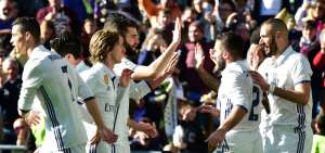 Los jugadores del Real Madrid celebran la victoria, en el estadio Santiago Bernab&eacute;u, en la capital espa&ntilde;ola.