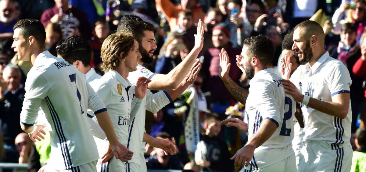 Los jugadores del Real Madrid celebran la victoria, en el estadio Santiago Bernab&eacute;u, en la capital espa&ntilde;ola.