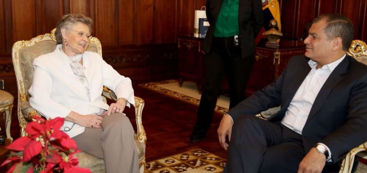 Correa se reuni&oacute; en Carondelet con la Premio Nobel de Medicina 2008