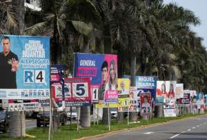 Fotograf&iacute;a que muestra carteles de candidatos electorales este 6 de abril de 2026, en Lima (Per&uacute;). 