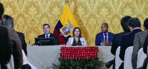 La vicepresidenta de la Rep&uacute;blica, Mar&iacute;a Alejandra Vicu&ntilde;a, realiz&oacute; el anuncio de las nuevas pol&iacute;ticas laborales junto al ministro del Trabajo, Ra&uacute;l Ledesma (i).