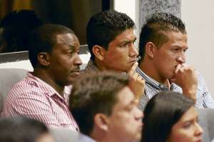 Los futbolistas Giovanny Ibarra (izq.), Luis Checa y Luis Santana acudieron la semana pasada a la Ecuaf&uacute;tbol para negociar el pago de sus sueldos. API
