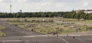Una vista panor&aacute;mica del exaeropuerto. La superficie de 386 hect&aacute;reas y uno de los edificios m&aacute;s grandes del mundo hoy pueden ser usados por el p&uacute;blico en general. Hay una zona de seis km para ciclistas, patinadores y hacer footing.