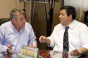 Wilmer Valdez (i.) es presidente del club Rentistas, de la Segunda Divisi&oacute;n Profesional.