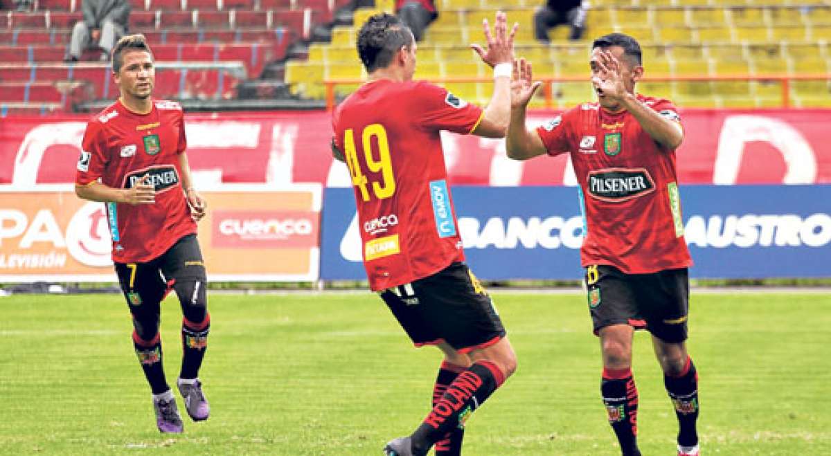 El mediocampista Walter Zea (der.) convirti&oacute; desde los 12 pasos el tanto del cuadro &lsquo;morlaco&rsquo;. Desde el mismo punto penalti decret&oacute; el empate Gabriel Cortez. Foto: Cortes&iacute;a