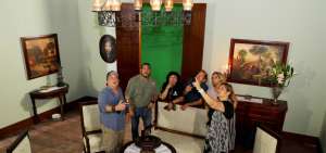 Una de las escenograf&iacute;as listas es la sala de la casa de la familia Arbelaes, en donde ser&aacute; el pedido de matrimonio de Magallar hacia Carmencita Arbelaes. 