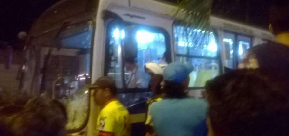 Instantes en que los habitantes impiden que el bus siga circulando.