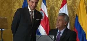 El embajador de Venezuela acreditado en Ecuador, Ren&eacute; de Sola, entrega las cartas credenciales al presidente de Ecuador, Len&iacute;n Moreno. 