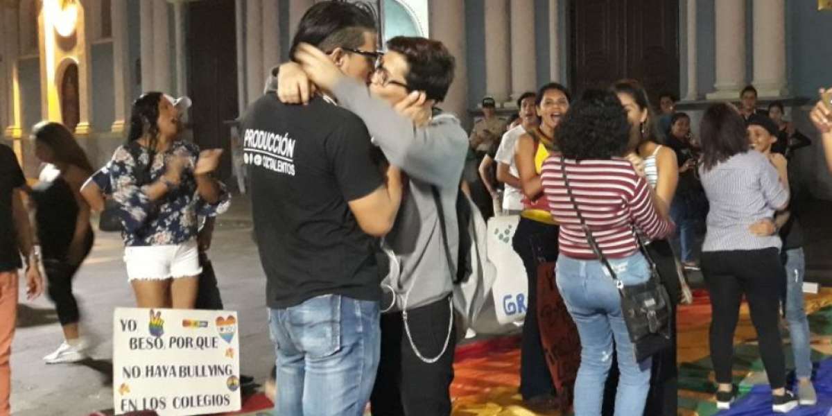 GLBTI recuerdan el dia contra la homofobia con besos