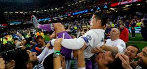 El jugador portugu&eacute;s Cristiano Ronaldo fue levantado en brazos tras el final del compromiso.